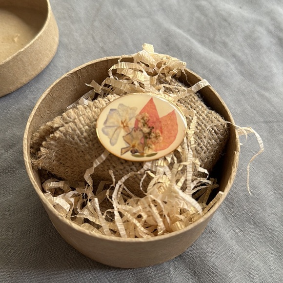 Real Flower pin. - Picture 4 of 7